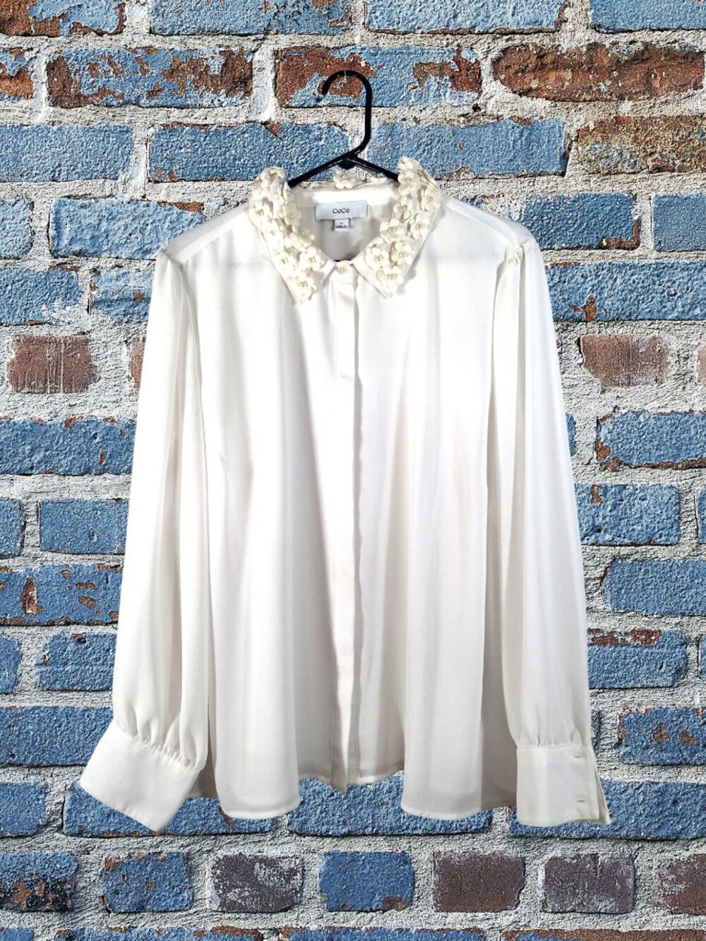 CeCe Dressy White Long Sleeve Top with Flowers and pearls on the collar Size 2X